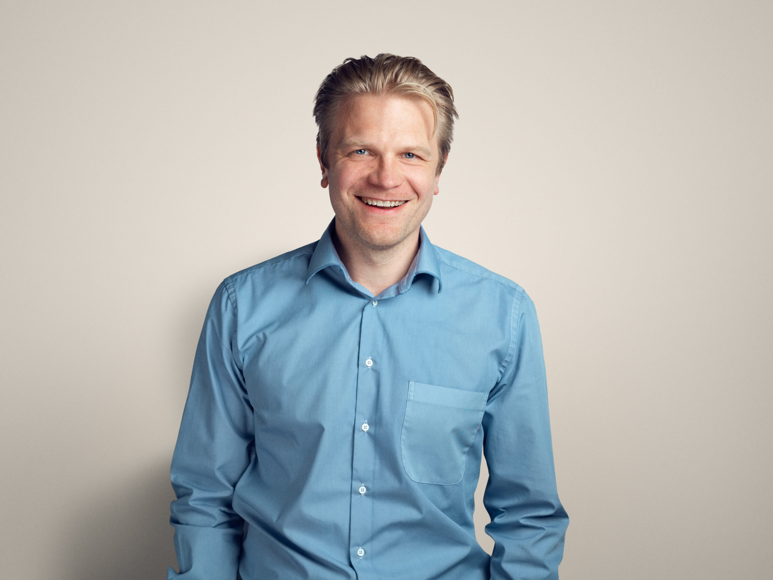 Dr. Deecke lachend und aufgeschlossen
